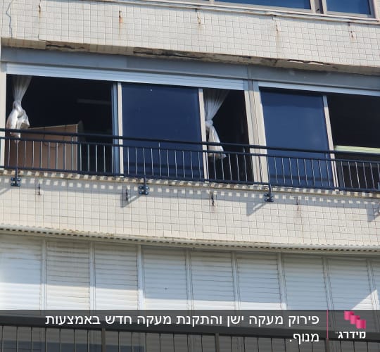 חלונות עם מסגרות מתכת ומעקה מרפסת
